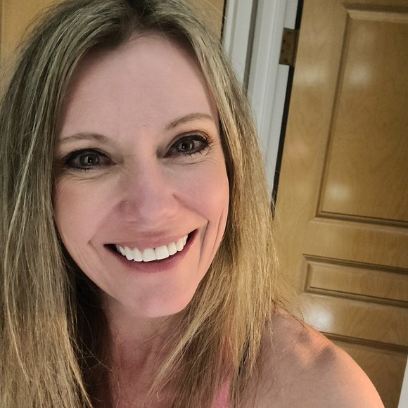 Meet your Posher, Elishia - Picture 1 of 1